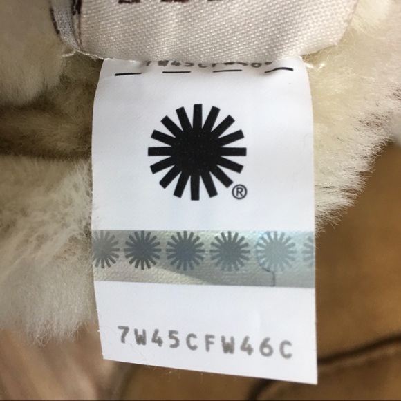 <SOLD>UGG Sheepskin Mittens Water Resistant Chest - Picture 4 of 5